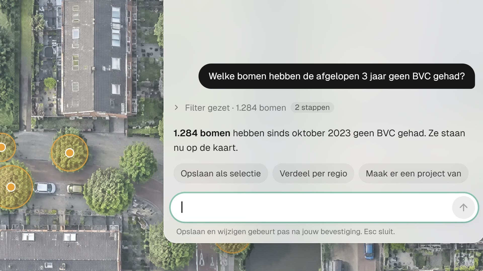 Het paneel van de Assistent met de vraag, de stappen en het antwoord: 1.284 bomen, met drie vervolgstappen. Links op de kaart de gevonden bomen gemarkeerd.