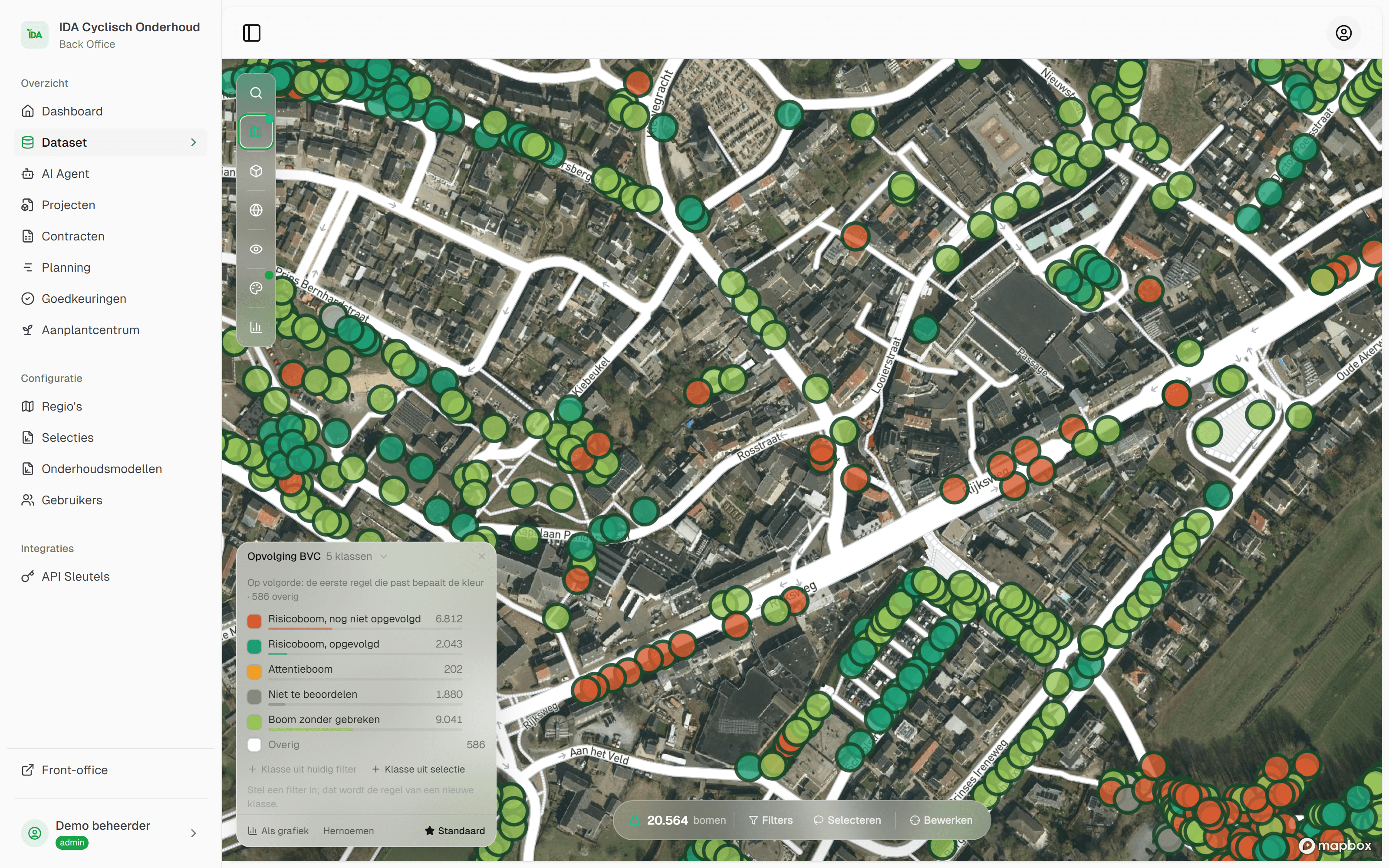 De kaart van IDA met de luchtfoto van PDOK als ondergrond: een dorpskern van boven, met elke boom als gekleurde stip langs de straten, groen voor bomen zonder gebreken en oranjerood voor risicobomen die nog niet zijn opgevolgd.
