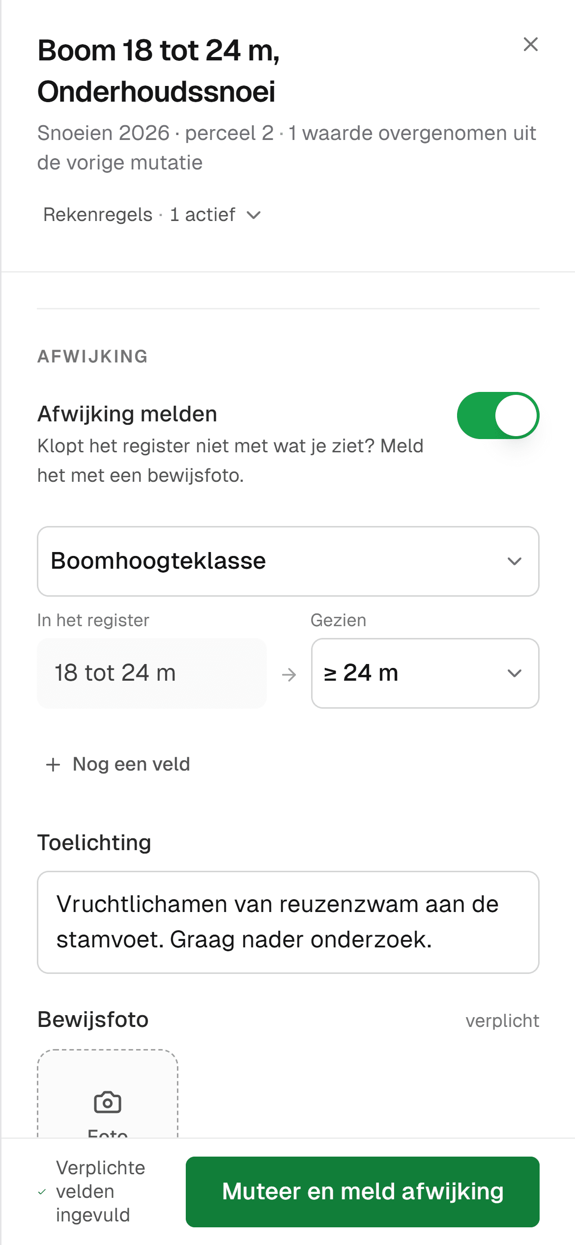 Der Abschnitt Afwijking (Abweichung) im Formular der Feld-App von IDA: Afwijking melden ist eingeschaltet, bei Boomhoogteklasse steht im Bestand 18 tot 24 m und gesehen wurde ≥ 24 m, mit der Erläuterung, dass am Stammfuß Fruchtkörper des Riesenporlings stehen.