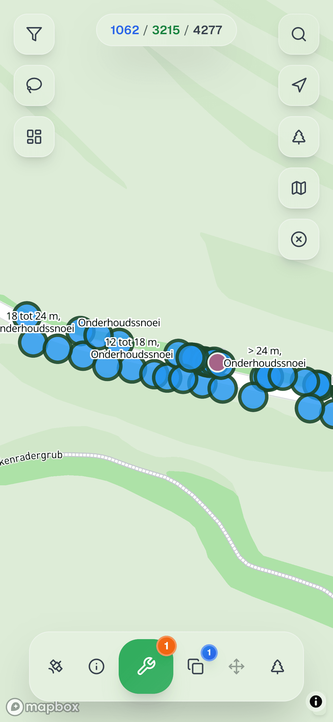 Die Feld-App von IDA auf einem Smartphone: die Karte eines Schnittprojekts, bei jedem Baum die Höhenklasse und die Art des Schnitts, unten die Schaltflächen für die Arbeit am ausgewählten Baum.