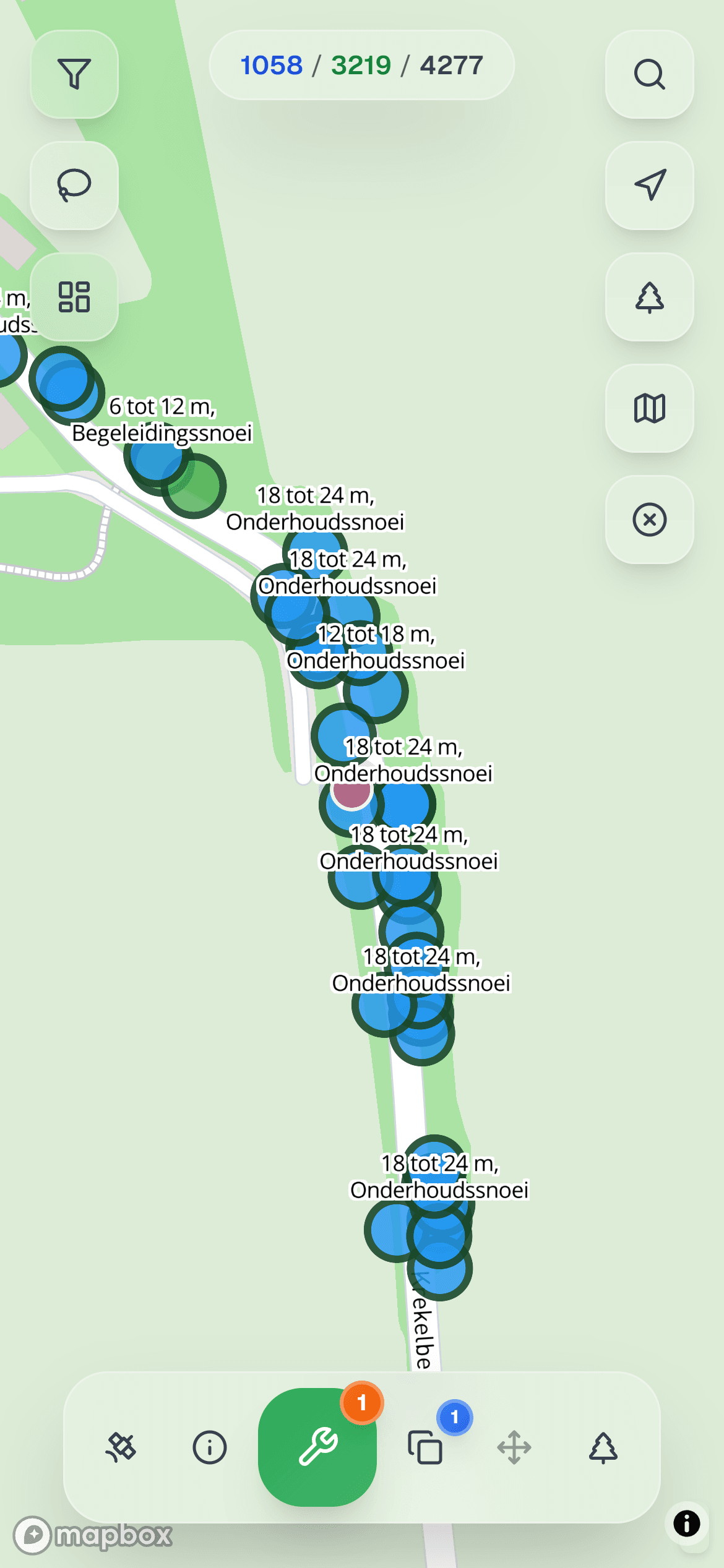 De veldapp van IDA op een telefoon: de kaart van een snoeiproject, met bij elke boom de hoogteklasse en het type snoei, en onderaan de knoppen voor het werk aan de geselecteerde boom.