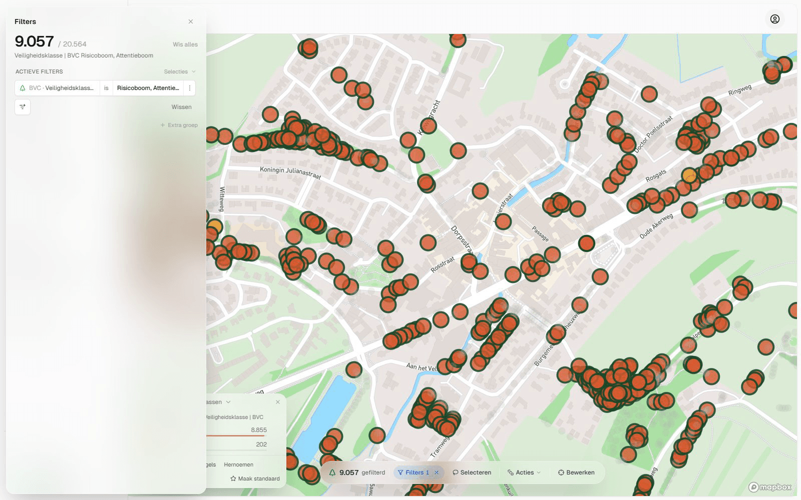 Opname uit IDA: een filter op veiligheidsklasse kleurt de bomen op de kaart van een dorpskern en de teller springt naar 9.057 bomen.