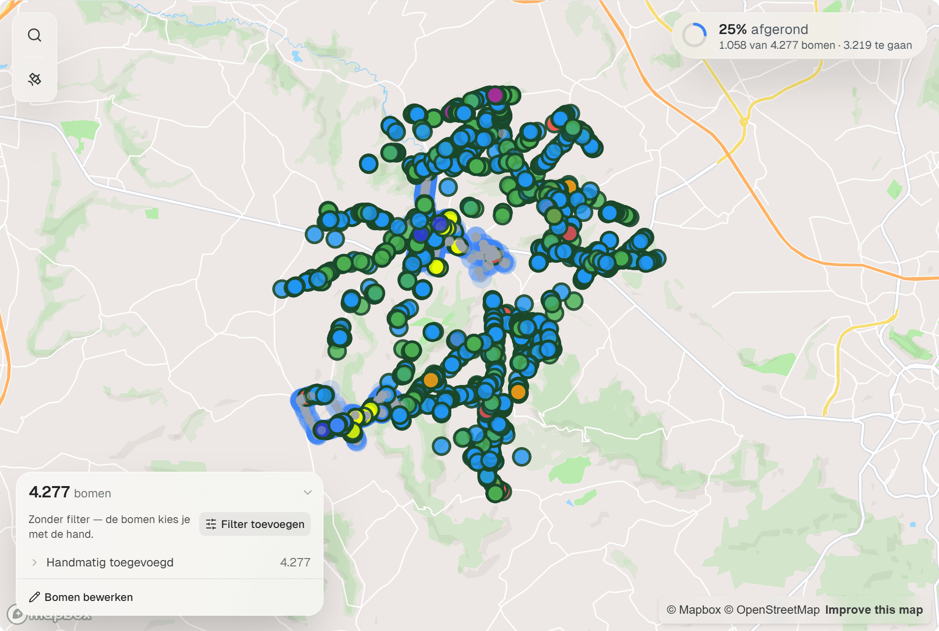De kaart van een project in IDA: enkele duizenden bomen als gekleurde stippen langs de wegen van een gemeente, met rechtsboven de voortgang: 25% afgerond, 1.058 van 4.277 bomen, 3.219 te gaan.